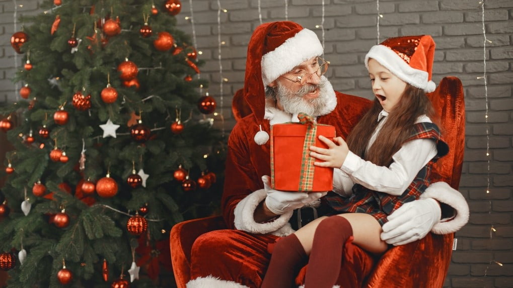 Santa Claus के साथ बच्चे मनाएंगे Christmas Day